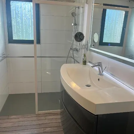 Maison Moderne Au Calme Avec Billard, Jacuzzi, Bain à Remous, Piscine, Babyfoot Villa *