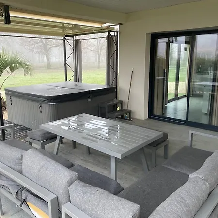 Maison Moderne Au Calme Avec Billard, Jacuzzi, Bain à Remous, Piscine, Babyfoot Villa