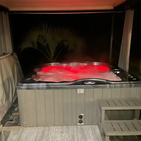Maison Moderne Au Calme Avec Billard, Jacuzzi, Bain à Remous, Piscine, Babyfoot Villa *