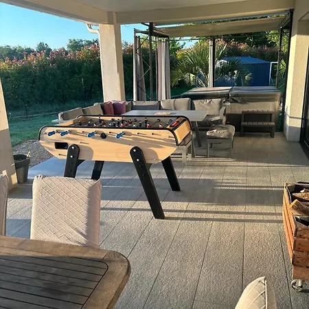 Maison Moderne Au Calme Avec Billard, Jacuzzi, Bain à Remous, Piscine, Babyfoot *
