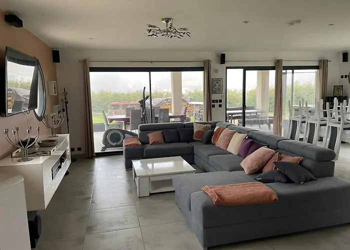 Maison Moderne Au Calme Avec Billard, Jacuzzi, Bain A Remous, Piscine, Babyfoot *